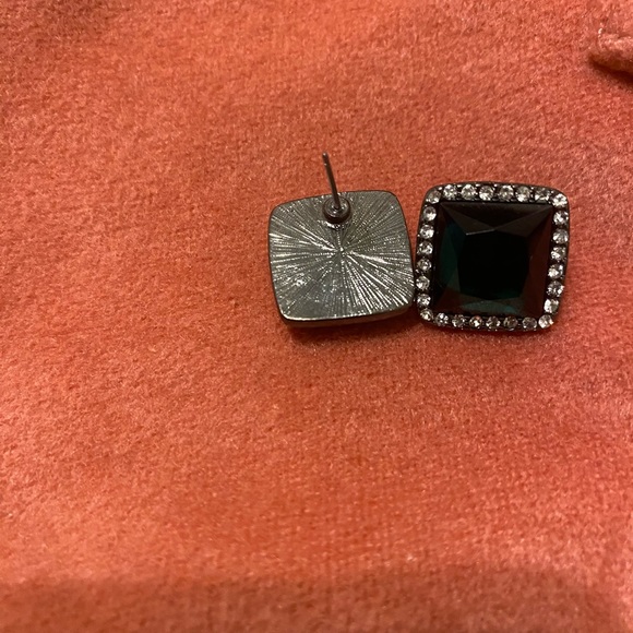 Classy green earring with sparkling gems - Picture 3 of 3